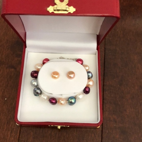 Saltwater pearl bracelet and earrings